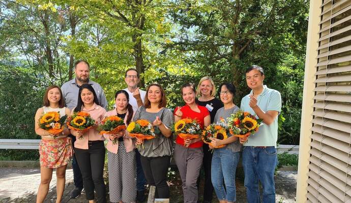 Die Freude über die bestandene Kenntnisprüfung war groß: Sieben philippinische Pflegefachkräfte mit Dirk Geißler (Zweiter von links), Burkhard Schaarschmidt (Fünfter von links) und Lisa Willers (Dritte von rechts).