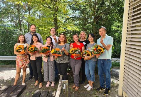 Die Freude über die bestandene Kenntnisprüfung war groß: Sieben philippinische Pflegefachkräfte mit Dirk Geißler (Zweiter von links), Burkhard Schaarschmidt (Fünfter von links) und Lisa Willers (Dritte von rechts).