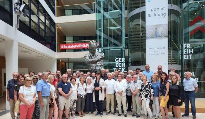 Die Besuchergruppe aus der Region im Willy-Brandt-Haus.