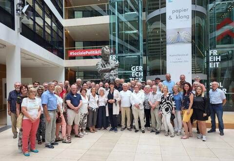 Die Besuchergruppe aus der Region im Willy-Brandt-Haus.