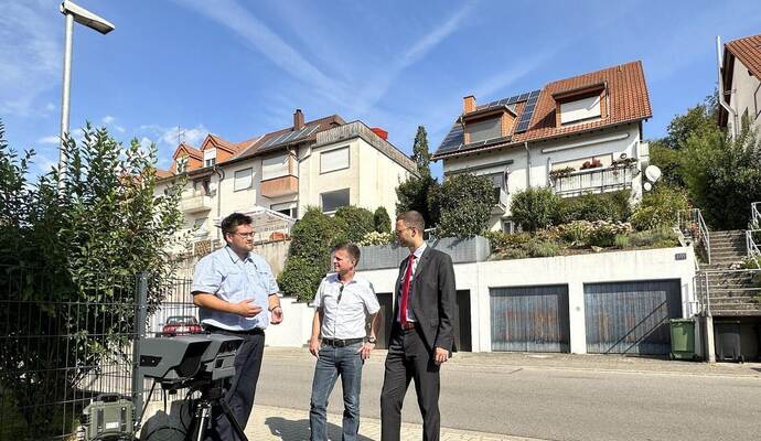 Außendienstmitarbeiter Matthias Schucker, Verkehrsbehördenleiter Oliver Müller und Dezernent Holger Nickel (von links) sorgen – wie hier vor dem Schulzentrum in Königsbach – für die Einhaltung der Tempobeschränkungen.