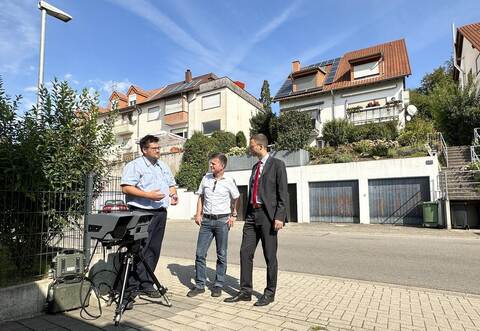 Außendienstmitarbeiter Matthias Schucker, Verkehrsbehördenleiter Oliver Müller und Dezernent Holger Nickel (von links) sorgen – wie hier vor dem Schulzentrum in Königsbach – für die Einhaltung der Tempobeschränkungen.