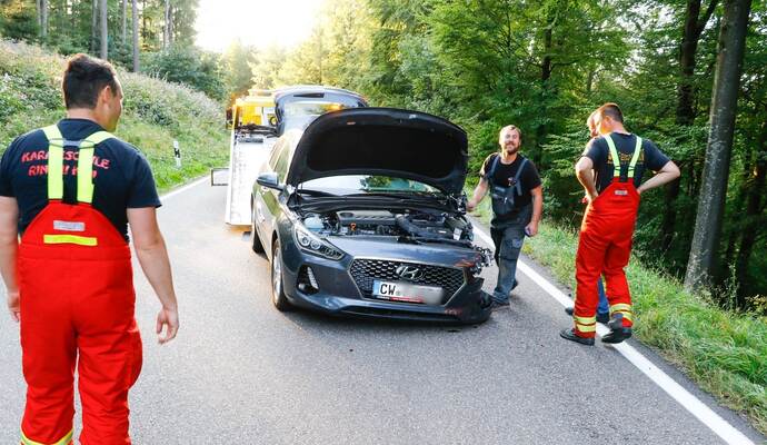 Der Hyundai hat den entgegenkommenden Tanklaster frontal erwischt. Der Hyundai hat den entgegenkommenden Tanklaster frontal erwischt.