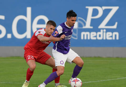 Wenn der FC Nöttingen spielt (hier Jimmy Marton rechts), kommen durchschnittlich 500 bis 600 Zuschauer ins Stadion.