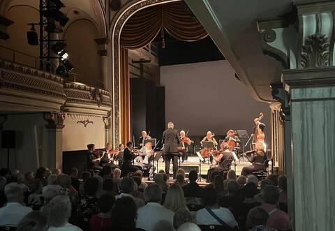 Stimmungsvoller Rahmen: das Südwestdeutsche Kammerorchester in Bad Wildbad.