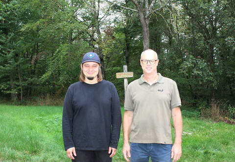 Nach 30 Jahren geht der Wiernsheimer Revierförster Joachim Hailer (rechts) Ende des Jahres in Ruhestand. Ab Oktober arbeitet er seinen Nachfolger Alexander von Hanstein (links) ein.