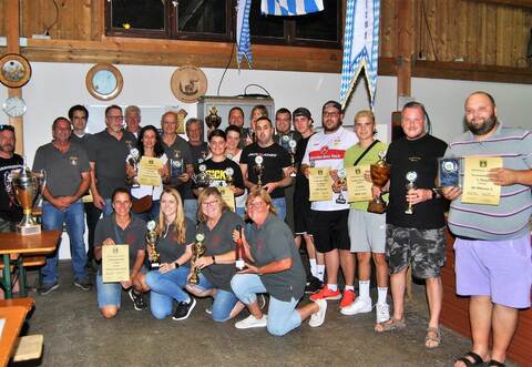 Die Gewinner der Pokale beim traditionellen Vereins- und Firmenpokalschießen des Vereins für Sportschießen Knittlingen stellten sich nach der Siegerehrung zusammen mit Oberschützenmeister Edgar Müller (Zweiter von links.) sowie dem für die gesamte Organisation verantwortlich zeichnenden Schießleiter Frank Siegrist (Vierter von links.) zum Siegerfoto.