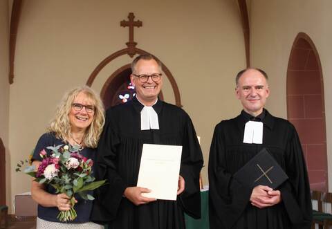 Amtseinführung von Pfarrer Oliver „Robinson“ Elsässer durch Dekan Christoph Glimpel vom Evangelischen Kirchenbezirk Badischer Enzkreis (vlnr Heike Elsässer, Pfarrer Oliver Elsässer und Dekan Christoph Glimpel).