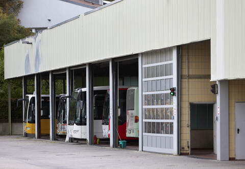 Busse in der Fahrzeughalle des Friolzheimer Seitter-Betriebshofs. Schon zuletzt ist der Fahrplan zwischen Heckengäu, Biet und Kreis Böblingen wegen Fahrermangels stark eingeschränkt worden.