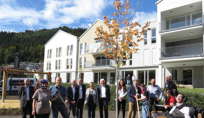 Bei der Einweihungsfeier des Wohn-Pflegeheims Bad Wildbad wird ein Rot-Ahorn Baum gepflanzt.