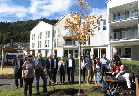 Bei der Einweihungsfeier des Wohn-Pflegeheims Bad Wildbad wird ein Rot-Ahorn Baum gepflanzt.