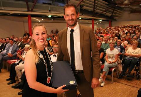 Zu den ersten Gratulanten bei der Amtseinführung von Julia Wieland gehört Landrat Bastian Rosenau.
