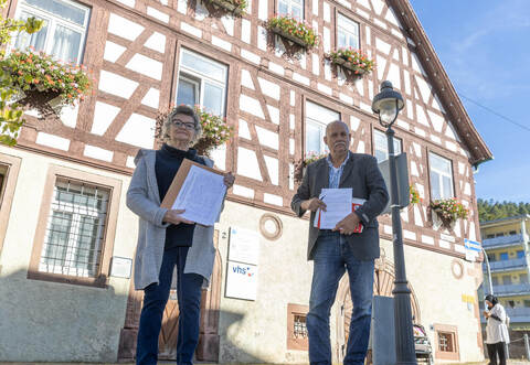 Hanne Rau und Roland Schwabenland wollen erreichen, dass der Bürgerservice im Calmbacher Rathaus wieder geöffnet wird.