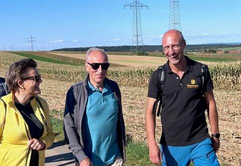 Gut gelaunt hat sich die Wandergruppe zusammen mit Ölbronn-Dürrns Bürgermeister Norman Tank (rechts) am Sonntag auf den Weg gemacht.