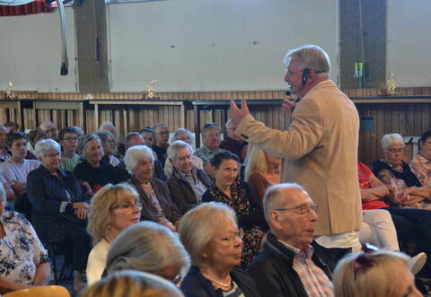 Redegewandt und mitreißend vermittelt der aus Funk und Fernsehen bekannte Referent Heiko Bräuning den Besuchern des Großglattbacher Jahresfests geistliche Aha-Erlebnisse.