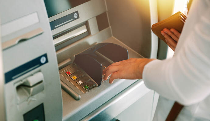 In Neuhausen und Tiefenbronn wurden bei zwei Senioren mit einem Trick der Pin ausgespäht und die Bankkarte entwendet.
