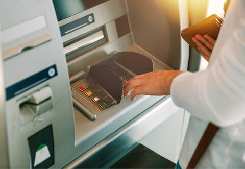 In Neuhausen und Tiefenbronn wurden bei zwei Senioren mit einem Trick der Pin ausgespäht und die Bankkarte entwendet.