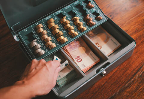 Die Einbrecher entwendeten Geldmünzen im niedrigen vierstelligen Bereich.