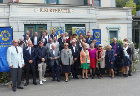 Fröhliche Stimmung bei der großen Lions-Familie: Der Bad Wildbader Club feiert seinen 40. Geburtstag im Königlichen Kurtheater.