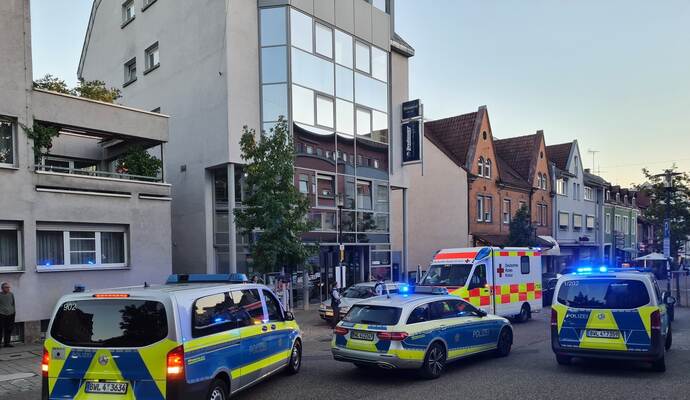 Nach einer Schlägerei in Nähe der "Drehscheibe" war kurzzeitig war die Bahnhofstraße in Mühlacker von Blaulicht-Fahrzeugen blockiert.