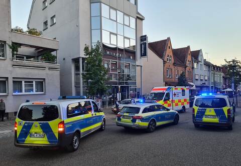 Nach einer Schlägerei in Nähe der "Drehscheibe" war kurzzeitig war die Bahnhofstraße in Mühlacker von Blaulicht-Fahrzeugen blockiert.