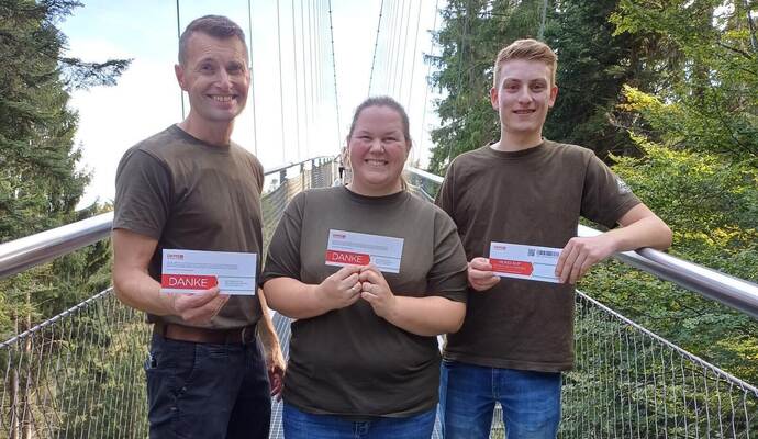 Mit jeder Menge Informationen machen Volker Knapp, Franziska Pasch, Lenny Schwarz (von links) an der Wildline Bad Wildbad auf die Arbeit der DKMS aufmerksam.