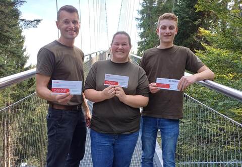 Mit jeder Menge Informationen machen Volker Knapp, Franziska Pasch, Lenny Schwarz (von links) an der Wildline Bad Wildbad auf die Arbeit der DKMS aufmerksam.