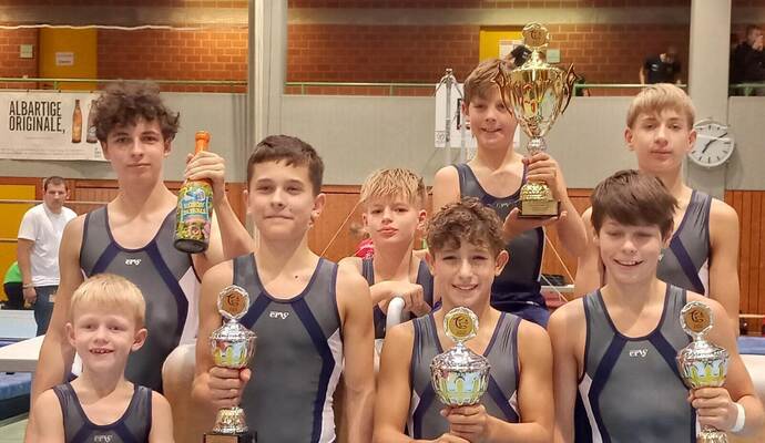 Der Turnnachwuchs des TV Huchenfeld räumte kräftig Pokal ab. Hinten von links Laurin Ulrich, Julian Aschenbrenner, Nico Giebelhäuser, Florian Bonn. Vorne von links Till Höckele, Luc Walterspacher, Lenny Neff und Fabian Giebelhäuser. Der Turnnachwuchs des TV Huchenfeld räumte kräftig Pokal ab. Hinten von links Laurin Ulrich, Julian Aschenbrenner, Nico Giebelhäuser, Florian Bonn. Vorne von links Till Höckele, Luc Walterspacher, Lenny Neff und Fabian Giebelhäuser.