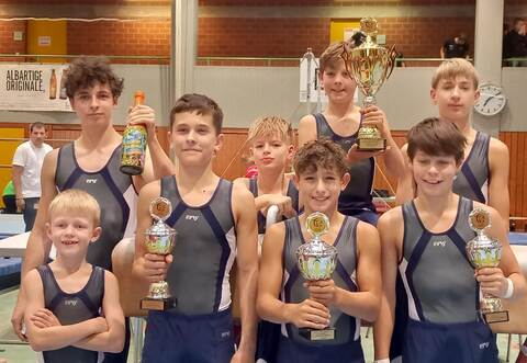 Der Turnnachwuchs des TV Huchenfeld räumte kräftig Pokal ab. Hinten von links Laurin Ulrich, Julian Aschenbrenner, Nico Giebelhäuser, Florian Bonn. Vorne von links Till Höckele, Luc Walterspacher, Lenny Neff und Fabian Giebelhäuser.