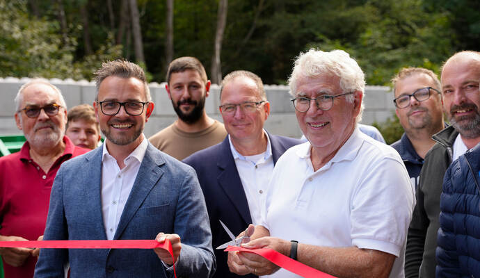 Oberbürgermeister Peter Boch und Ortsvorsteher Bernhard Schuler eröffnen Grüngutannahmestelle in Büchenbronn.