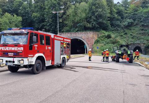 Direkt vor dem Neuenbürger Tunneleingang (links) beim Alten Bahnhof ist ein Traktor ausgebrannt.
