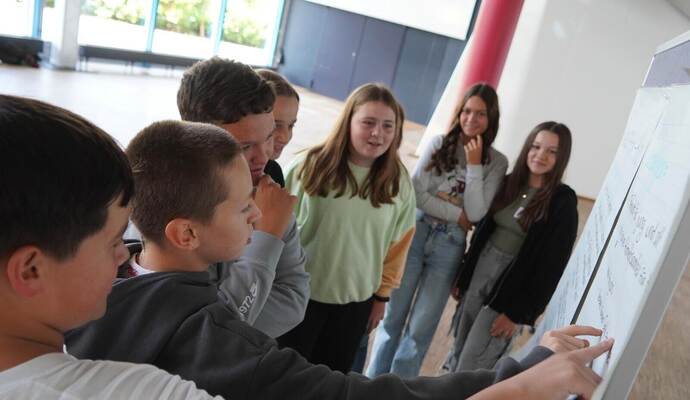 An Pinnwänden haben die Schüler ihre Ideen festgehalten. Dabei wurde immer wieder auch teilweise kontrovers diskutiert.
