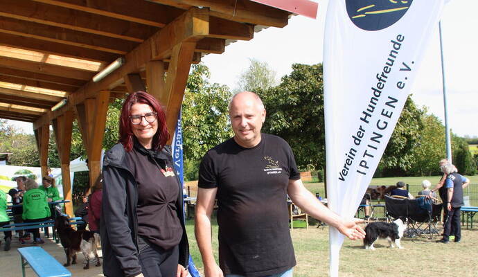 Um das hochkonzentrierte Team nicht zu stören, erklären der erste Vorsitzende des Vereins des Hundesports Iptingen Bernhard Träger sowie Kerstin Hagenbuch, Obfrau für Obedience vom Südwestdeutschen Hundesportverband und zugleich Vereinsmitglied in Iptingen etwas abseits des Wettkampfareals, auf was es bei den Meisterschaften ankommt.