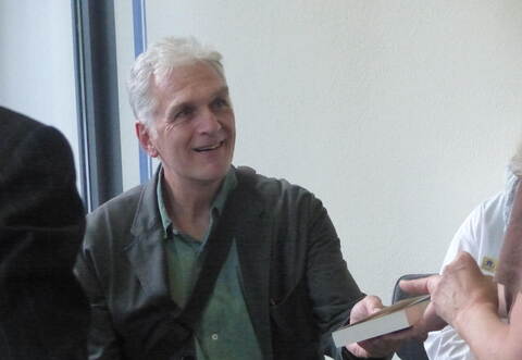 Den Widmungswünschen kommt der Schauspieler gern nach.