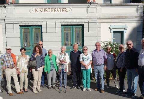 Die ehemaligen Bürgermeister aus dem Kreis Calw und ihre Frauen haben sich zu einem Foto vor dem Königlichen Kurtheater zusammengestellt.