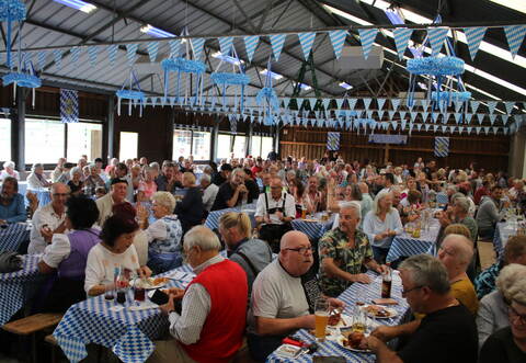 Mit blau-weißen Wimpelketten hat das Festteam vom FC Alemannia Wilferdingen die Halle am Buchwald dekoriert.