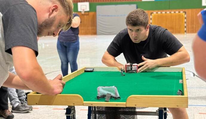 Volle Konzentration: Florian Stähle (hinten) im Finale der Deutschen Meisterschaft im Tipp Kick. Volle Konzentration: Florian Stähle (hinten) im Finale der Deutschen Meisterschaft im Tipp Kick.