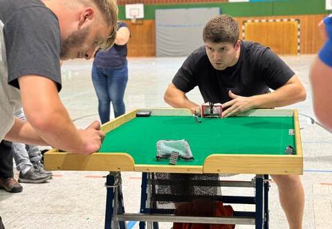 Volle Konzentration: Florian Stähle (hinten) im Finale der Deutschen Meisterschaft im Tipp Kick.
