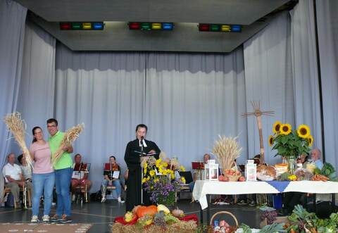 Anstatt einer biblischen Geschichte erzählte Pfarrerin Katrin Borrmann das Märchen „Das Feld der Bruderliebe“. Es wurde szenisch begleitet von ihrer Tochter Florentine und Alexander Graf.