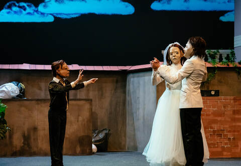 Ein Tanzlehrer verleiht dem Walzer-Können des Brautpaars eilig den letzten Schliff – eine Inszenierung der „Familie Flöz“.