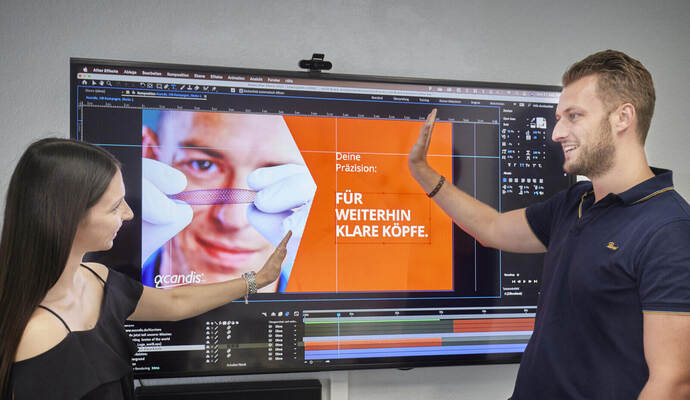 UNIT08 Geschäftsführer Marcel Ihle und Projektmanagerin Sarah Godel diskutieren über den Entwurf für eine Kampagne.