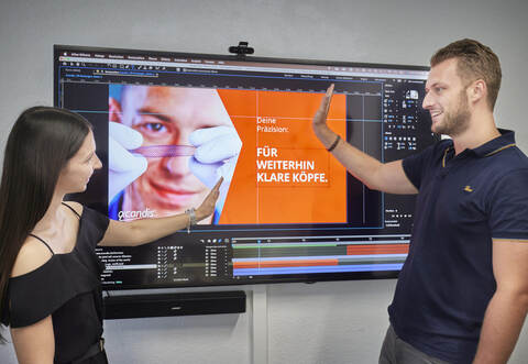 UNIT08 Geschäftsführer Marcel Ihle und Projektmanagerin Sarah Godel diskutieren über den Entwurf für eine Kampagne.