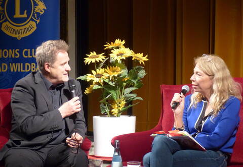 Ein witziges und schlagfertiges Duo: Lisa Federle und der Kabarettist Bernd Kohlhepp bei der Lesung in Bad Wildbad.
