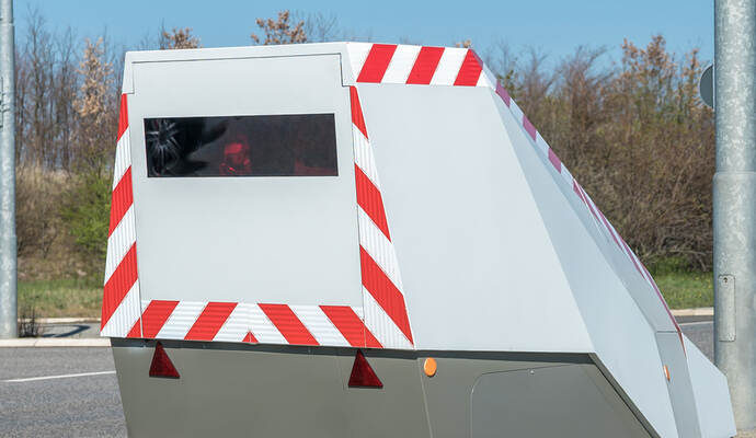 Ein Fahrer auf der A8 muss nach der Kontrolle seinen Führerschein abgeben. Ein Fahrer auf der A8 muss nach der Kontrolle seinen Führerschein abgeben.