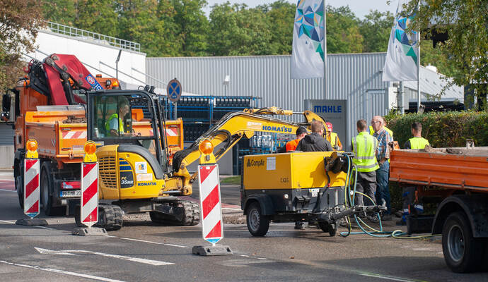 Am Sonntag sorgte ein Wasserrohrbruch in der Lienzinger Straße für einen Einsatz. Am Sonntag sorgte ein Wasserrohrbruch in der Lienzinger Straße für einen Einsatz.
