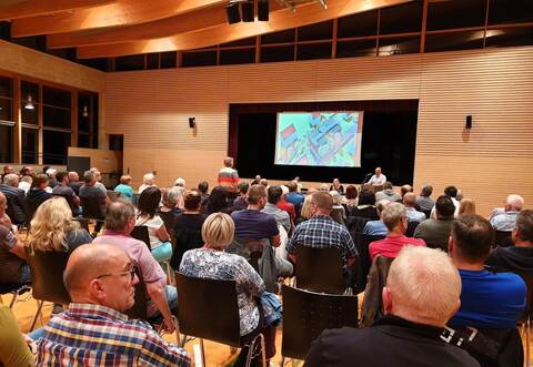 Am Montagabend verdeutlicht Bürgermeister Mario Weisbrich den Zuhörern in der Hagenschießhalle die derzeitige Situation der Kommune.