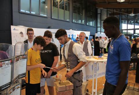 Den Grundstein für ihre berufliche Zukunft können am Mittwochabend die jungen Besucher der Lehrstellenbörse in der Remchinger Kulturhalle legen.