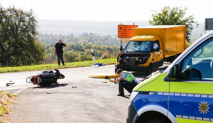Ein Rollerfahrer wurde bei einem Unfall zwischen Ittersbach und Weiler schwer verletzt. Ein Rollerfahrer wurde bei einem Unfall zwischen Ittersbach und Weiler schwer verletzt.
