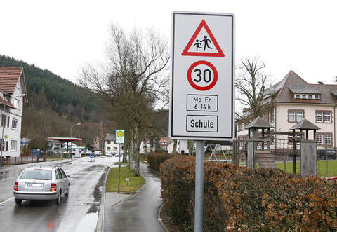 Tempo 30 bei der Schule in Unterreichenbach. In der Gemeinde legt man Wert auf einen Lärmaktionsplan.