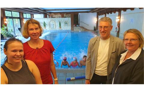 Annsophie Gerome, Rektorin Kristina Bard, Bürgermeister Carsten Lachenauer und Hoteldirektorin Sabine Blum sind begeistert: Schüler der Tannbergschule lernen in „Mönchs Waldhotel“ schwimmen (vorne, von links).